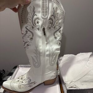 White Embroidered Heeled Cowgirl Boots